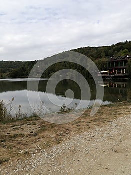 Peisaj lac adorabil de ÃÂ®ncÃÂ¢ntÃâÃâtor photo